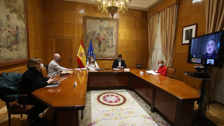 La ministra de Trabajo, Yolanda Díaz, se reúne con los agentes sociales para abordar los planes en materia laboral