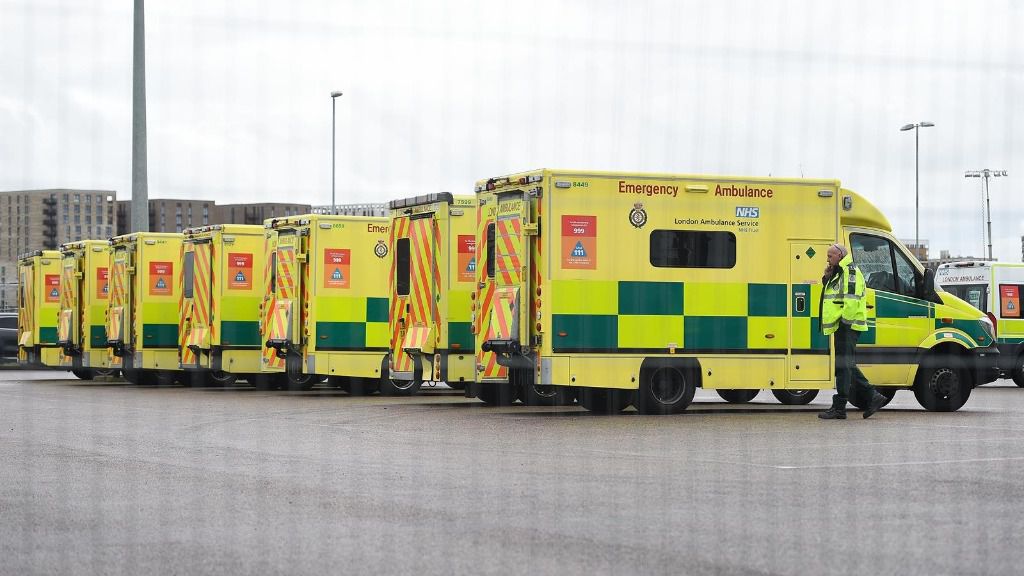 Ambulancias aparcadas en unas instalaciones sanitarias de Londres
