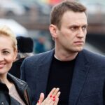 Alexei Navalni con su mujer, Julia, en un acto en Rusia