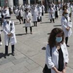 Componentes del sindicato Amyts, mayoritario entre los médicos madrileños, durante la concentración en la Puerta del Sol en "homenaje a los fallecidos" por la crisis sanitaria del coronavirus y en "defensa de la profesión médica"