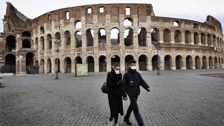 Ciudadanos pasean cerca del Coliseo en Roma