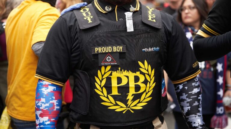 Un manifestante del movimiento Proud Boys, afín al presidente de Estados Unidos, Donald Trump