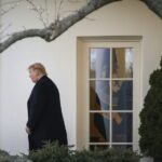 El presidente de Estados Unidos, Donald Trump, sale de la Oficina Oval de la Casa Blanca, en Washington