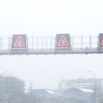 Anuncio de precauci&oacute;n por nieve en una carretera de la capital en el segundo d&iacute;a de nieve tras el paso de la borrasca Filomena