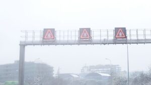 Anuncio de precaución por nieve en una carretera de la capital en el segundo día de nieve tras el paso de la borrasca Filomena