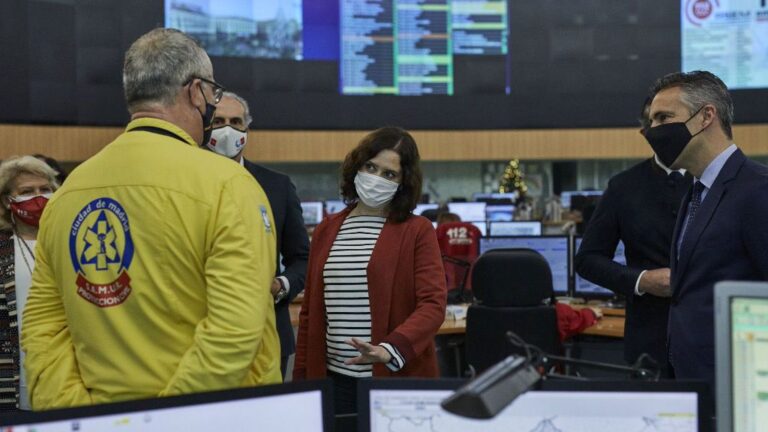 El consejero de Sanidad, Enrique Ruiz Escudero y la presidenta de la Comunidad de Madrid, Isabel Díaz Ayuso durante su visita a la Agencia de Seguridad y Emergencias de Madrid 112