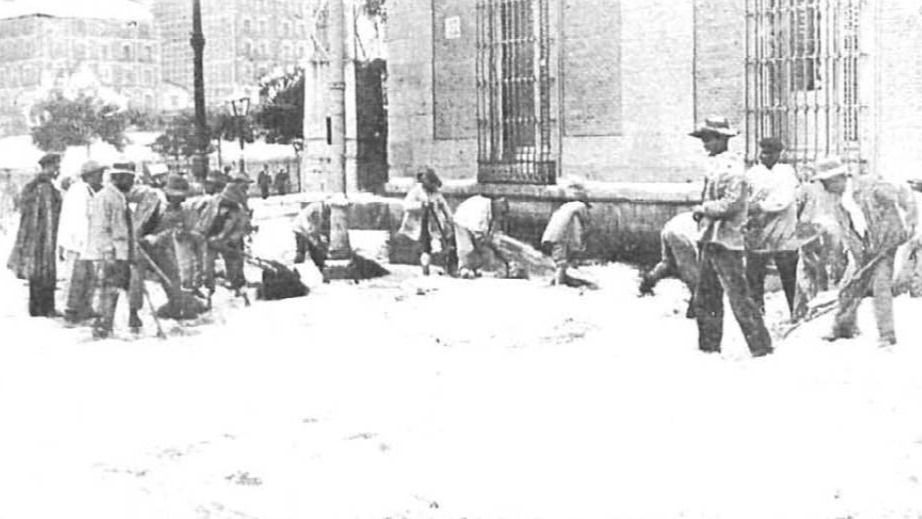 Cuadrilla de obreros barriendo la nieve en Madrid tras la nevada de 1904. Fotografía publicada en Nuevo Mundo y digitalizada por la BNE