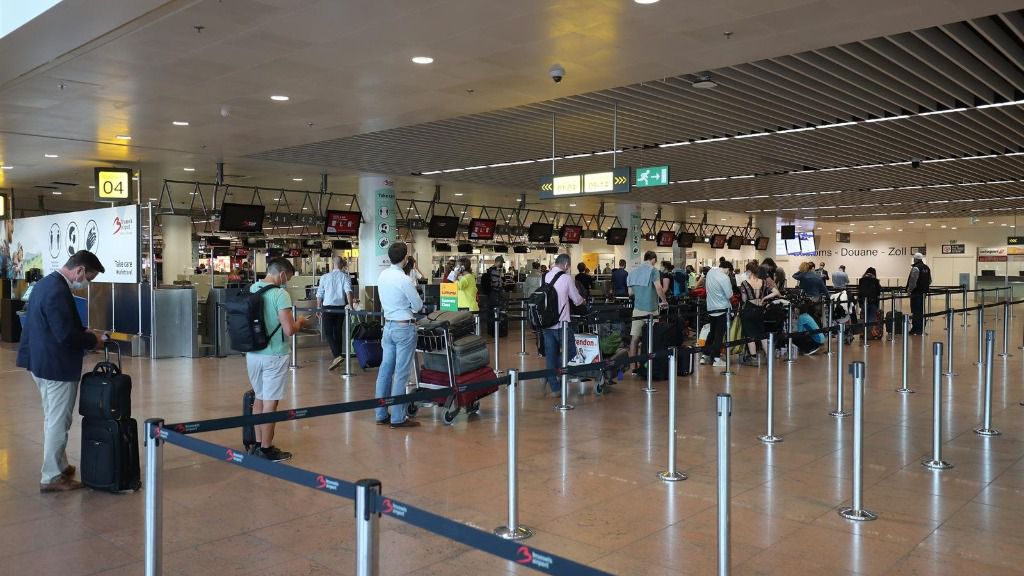 Personas guardando distancia en el aeropuerto de Bruselas