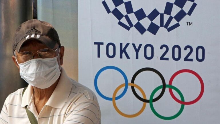 Un hombre con una mascarilla, debido al coronavirus, en un acto de los Juegos Olímpicos de Tokio 2020