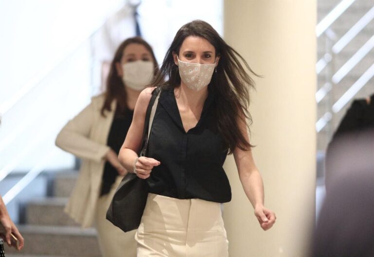 La ministra de Igualdad, Irene Montero, protegida con mascarilla a su llegada a la comparecencia en Comisión de su departamento, en Madrid (España)