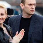 Alexei Navalni con su mujer, Julia, en un acto en Rusia
