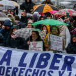 Manifestantes participan en la concentración convocada por el centro de la capital contra las medidas impuestas y la crisis sanitaria de la COVID-19, en Madrid, (España), a 23 de enero de 2021
