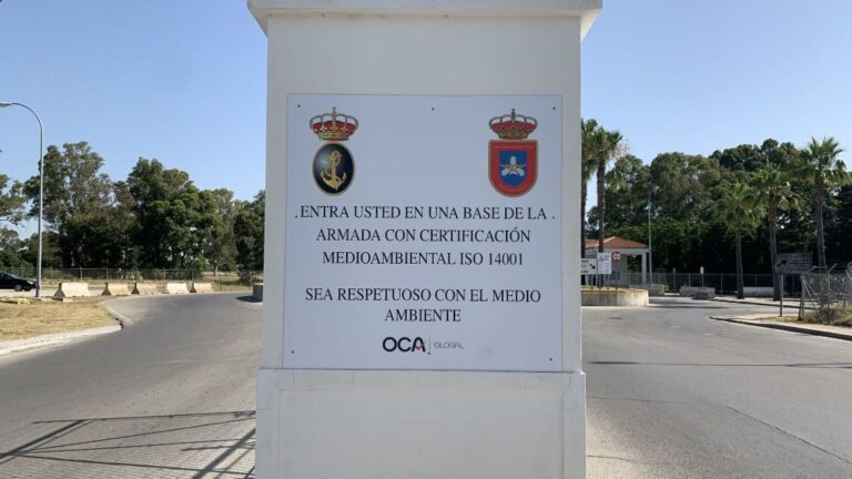 Cartel ubicado en la entrada de la Base Naval de Rota