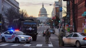 Efectivos de la Policía y la Guardia Nacional de Estados Unidos en un control cerca del Capitolio de cara a la investidura de Joe Biden