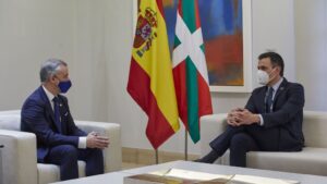 El Lehendakari, Iñigo Urkullu (i) y el presidente del Gobierno central, Pedro Sánchez (d) durante una reunión en el Palacio de La Moncloa