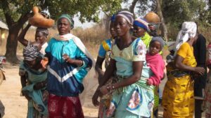 Mujeres con niños en la región de Fo, en la mitad norte de Benín, África