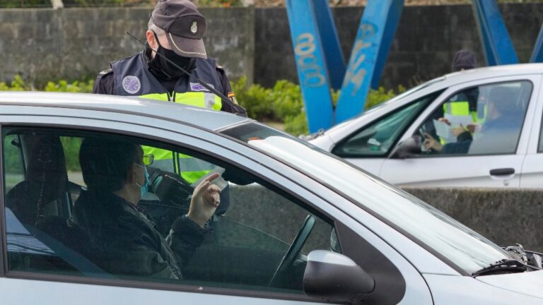 Un agente de la Policía Local realiza un control de movilidad en la salida de Santiago de Compostela hacia la carretera de Ourense, en el barrio de Castiñeiriño, en Santiago de Compostela, A Coruña, Galicia