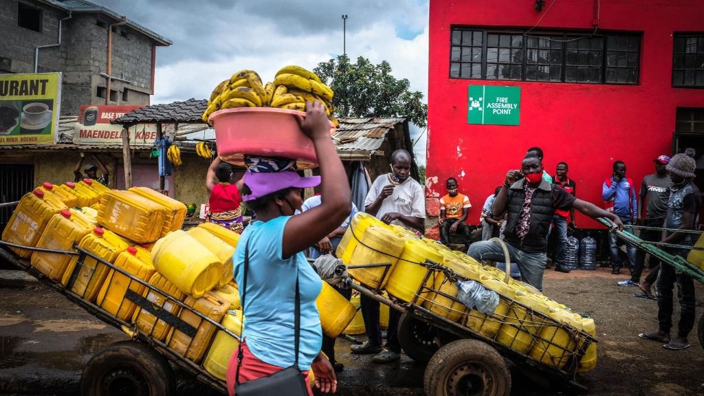 Reparto de agua en Nairobi africa coronavirus