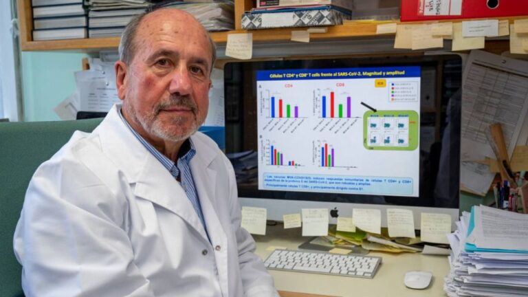 El virólogo Mariano Esteban, en su laboratorio del CNB-CSIC