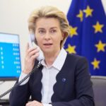 La presidenta de la Comisión Europea, Ursula von der Leyen, hablando por teléfono