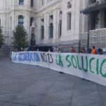 Colectivos ciudadanos y ecologistas se plantan ante Cibeles al grito de "incineración no es la solución"