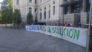 Colectivos ciudadanos y ecologistas se plantan ante Cibeles al grito de "incineración no es la solución"