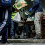 Voluntarios de la Asociación de Vecinos Parque Aluche entregan alimentos y productos donados