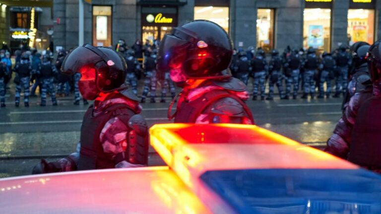 Policías antidisturbios en Moscú, Rusia