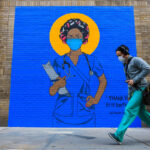 Un hombre pasa junto a un mural en Nueva York (EEUU) durante la pandemia de coronavirus - Vanessa Carvalho/ZUMA Wire/dpa