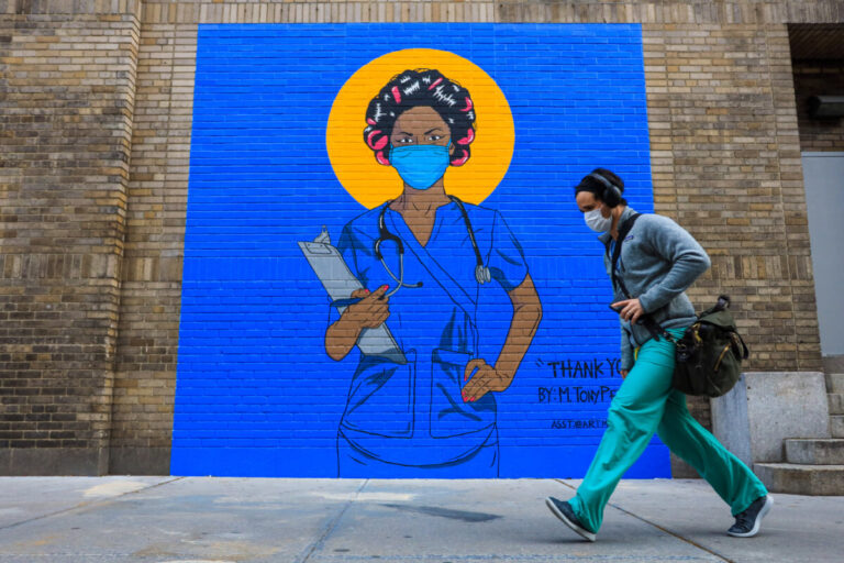 Un hombre pasa junto a un mural en Nueva York (EEUU) durante la pandemia de coronavirus - Vanessa Carvalho/ZUMA Wire/dpa