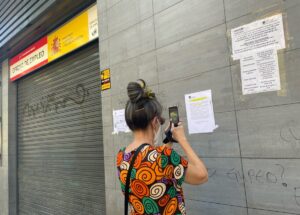 Mujer frente a una oficina de empleo - Autor: Eduardo Parra - Europa Press