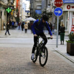 Una persona circula en bicicleta por una vía del centro el mismo día en que se levanta el cierre perimetral del municipio y se reabre la hostelería, en O Carballiño, Ourense, Galicia, (España), a 21 de noviembre de 2020. Esta nueva fase de desescalada se - Rosa Veiga - Europa Press - Archivo