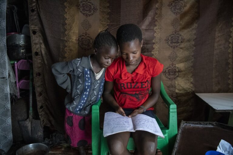 Dos niñas de Kenia estudian en casa en el marco de la pandemia de COVID-19. - UNICEF/ALISSA EVERETT - Archivo