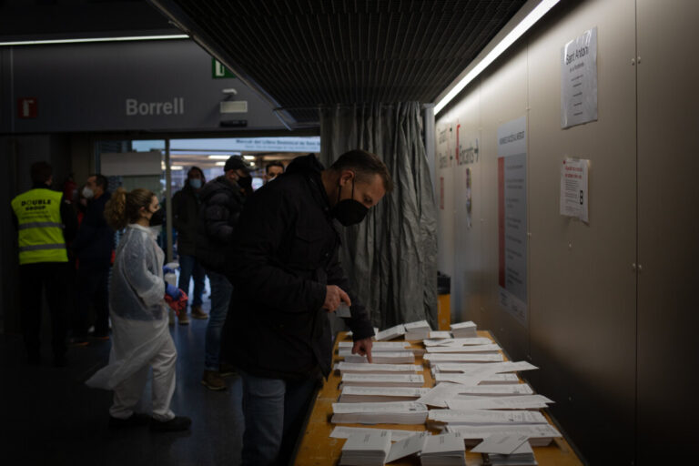 Un hombre elige su papeleta electoral en el Mercado St. Antoni en Barcelona - David Zorrakino - Europa Press