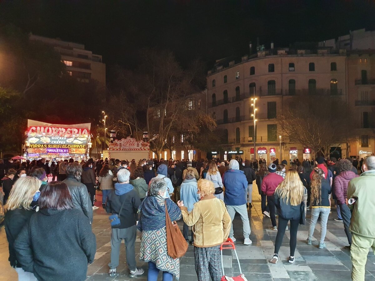 Manifestantes en apoyo de Pablo Hásel en la plaza España de Palma