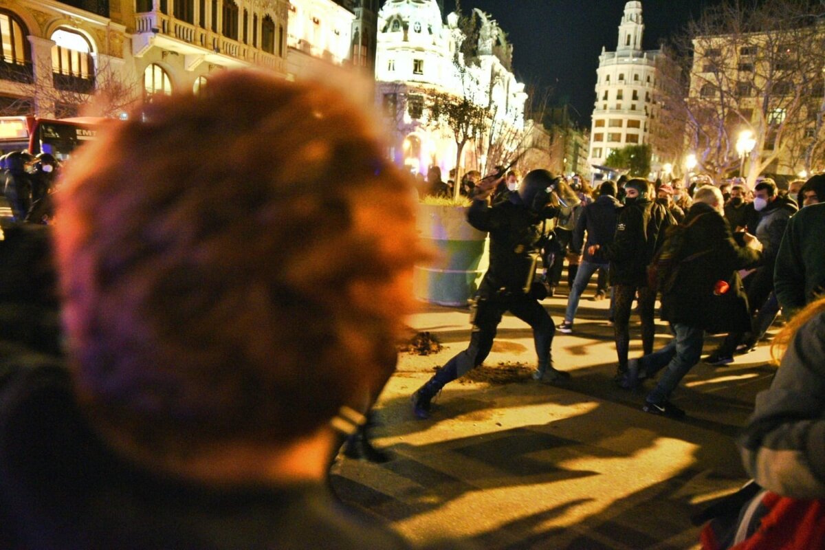 Carga policial durante la concentración en apoyo a Pablo Hasél en València