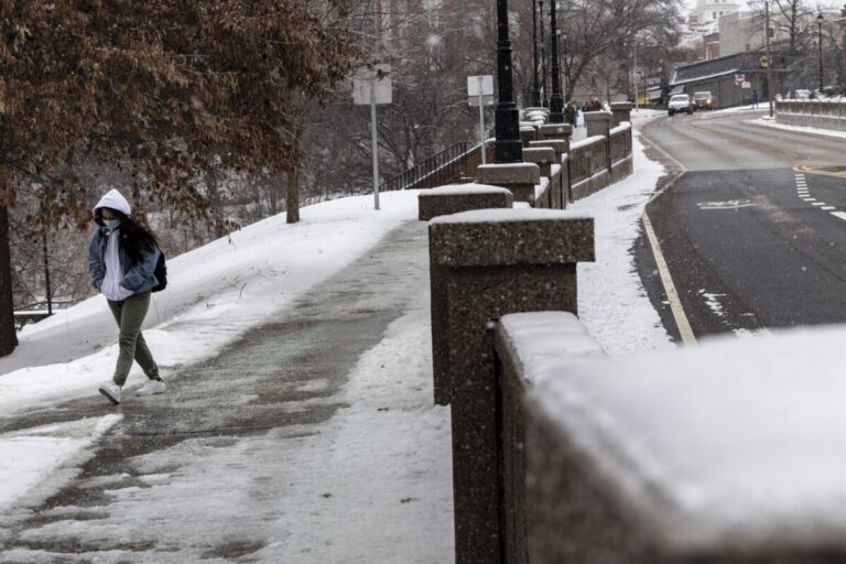 Un estudiante camina hacia la Universidad de Ohio durante la tormenta Uri. - STEPHEN ZENNER / ZUMA PRESS / CONTACTOPHOTO
