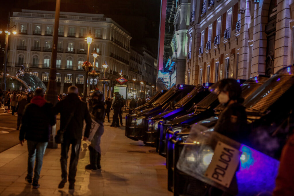 Varios furgones de la Policía Nacional durante una manifestación contra el encarcelamiento del rapero y poeta Pablo Hasel en la Puerta del Sol. - Ricardo Rubio - Europa Press