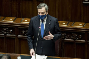 El primer ministro de Italia, Mario Draghi, durante su intervención en la Cámara de Diputados antes de la votación para avalar su gabinete