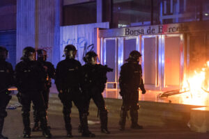 Varios policías antidisturbios durante una manifestación contra el encarcelamiento de Pablo Hasel - Autor: Lorena Sopêna i Lòpez - Europa Press