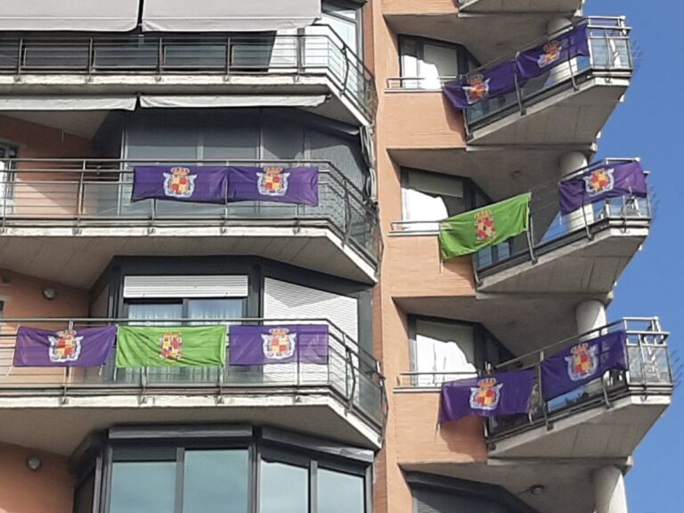 Banderas de Jaén en balcones de la provincia contra el "ninguneo" de administraciones