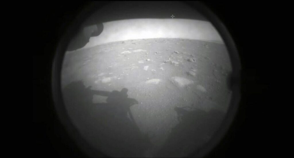 Primera foto de Perseverance captada desde la superficie de Marte. / NASA