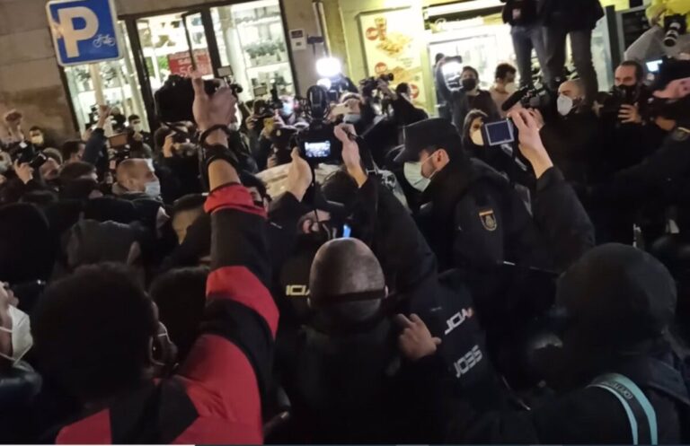 La Policía carga contra los manifestantes que apoyan a Pablo Hasel en la Puerta del Sol de Madrid - EUROPA PRESS