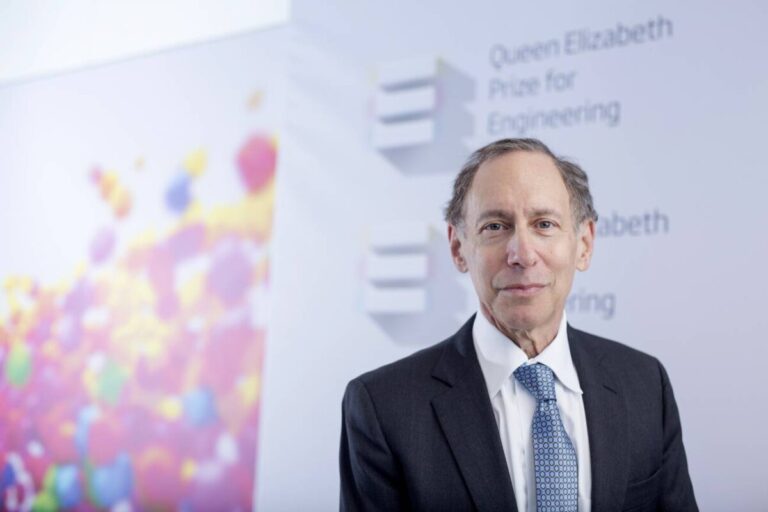 Robert Langer, en la Real Academia de Ingeniería de Londres, tras obtener el QEPrize for Engineering en 2015. / Foto cedida por el entrevistado.