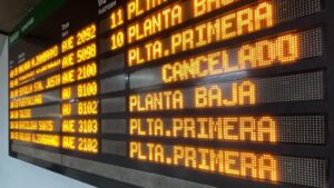 Panel de información de salidas de los trenes en la estación de Atocha, coincidiendo con la cancelación de 271 trenes de Renfe, en plena operación salida de Navidad con motivo de la huelga de CGT, en Madrid (España), a 20 de diciembre de 2019