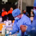 Trabajadores sanitarios colocan el material utilizado para realizar tests de antígenos a vecinos del municipio de Alcobendas