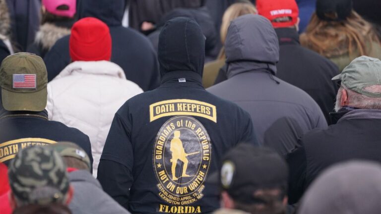 Un simpatizante de la milicia de extrema derecha Oath Keepers