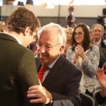 El presidente del PP, Pablo Casado, abraza al exdiputado del PP, Jaime Ignacio del Burgo