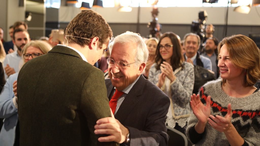 El presidente del PP, Pablo Casado, abraza al exdiputado del PP, Jaime Ignacio del Burgo