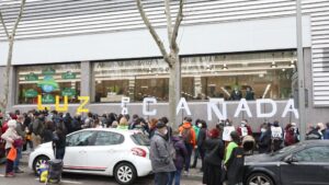 Vecinos de los sectores V y VI de la Cañada Real Galiana se manifiestan frente a la Asamblea de Madrid